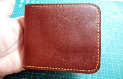 皮艺皮革手工制作，教你制作简单实用的个性荔枝纹细纹短夹钱包手工制作过程图解教程