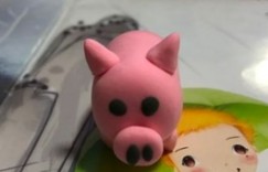 软陶粘土手工制作小猪的详细教程，粉色小猪粘土手工制作方法