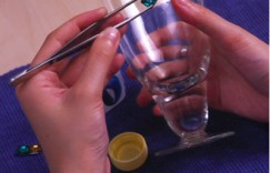 玻璃杯的创意作品 玻璃杯创意镶钻巧变身