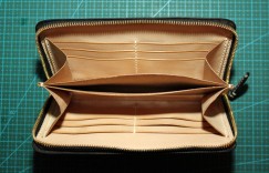 皮艺皮革手工制作教程，漂亮时尚高端大气的马具缰革拉链手拿包手工制作过程图解教程