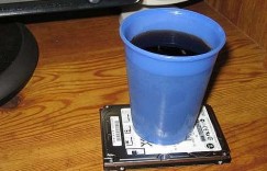 用硬盘做杯垫方法-奢侈的生活用品DIY