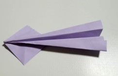 给大家分享一款有趣的折纸教程，炫酷霸道好玩简单的小纸飞机鱿鱼式纸飞机折纸方法