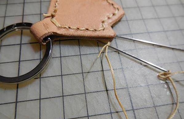 手工制作小屋样式皮艺钥匙扣、钥匙挂件制作过程图解