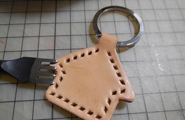 手工制作小屋样式皮艺钥匙扣、钥匙挂件制作过程图解