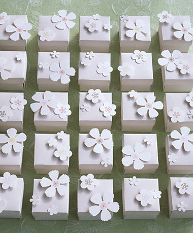 漂亮的花瓣包装礼物盒欣赏插图