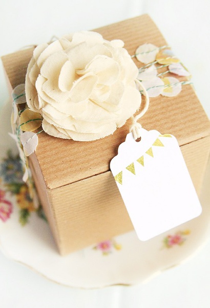 漂亮的花瓣包装礼物盒欣赏插图5